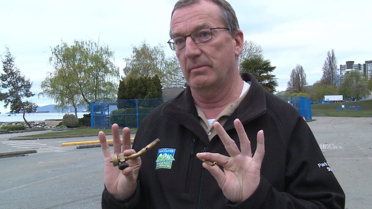 Le directeur de la commission des parcs, Howard Normand, dit que beaucoup de restes de joints et de pipes à eau jonchent la plage Sunset, à Vancouver. Le directeur de la commission des parcs, Howard Normand, dit que beaucoup de restes de joints et de pipes à eau jonchent la plage Sunset, à Vancouver.