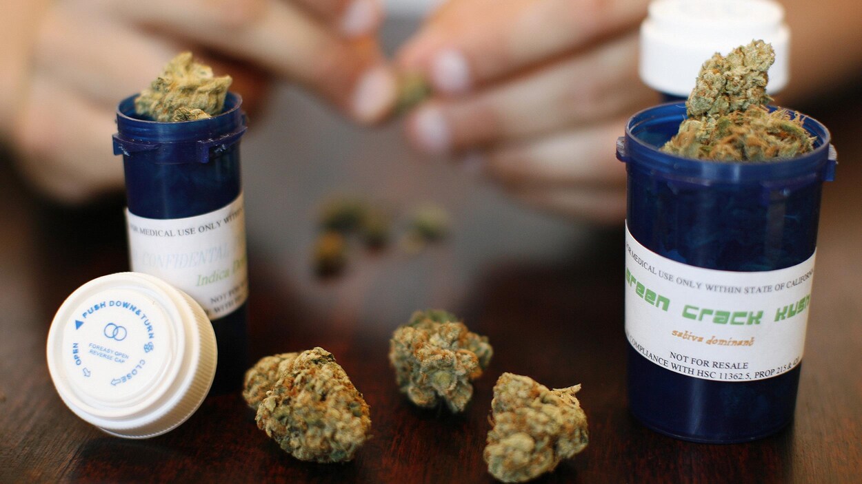 Du cannabis médicinal est distribué à un patient à Los Angeles, en Californie.