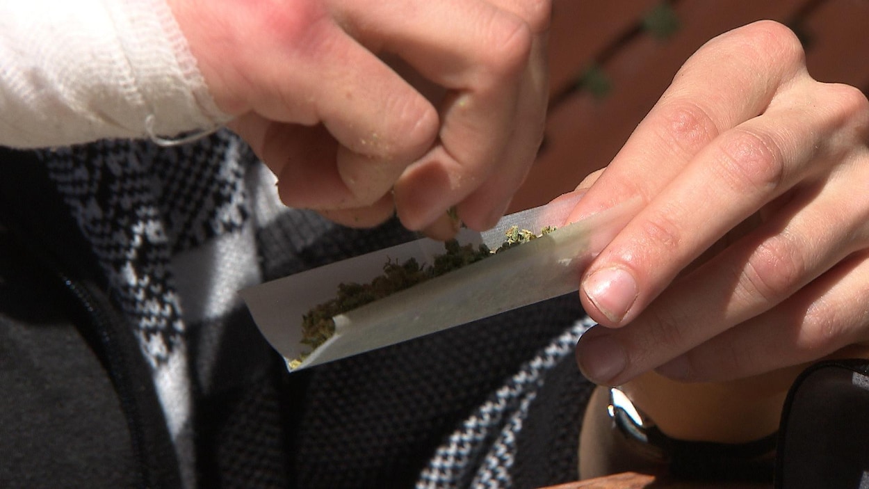 Préparation d'un joint de marijuana