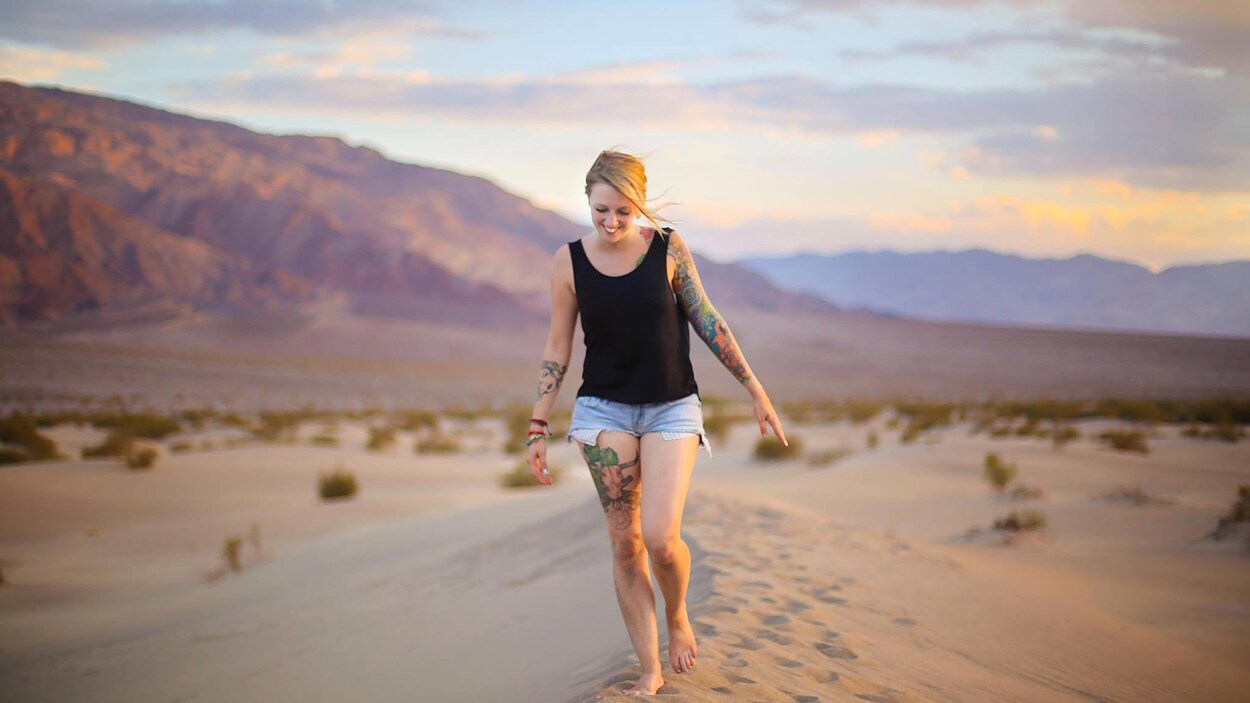 Marina Fontaine dans le désert de Death Valley, aux États-Unis.