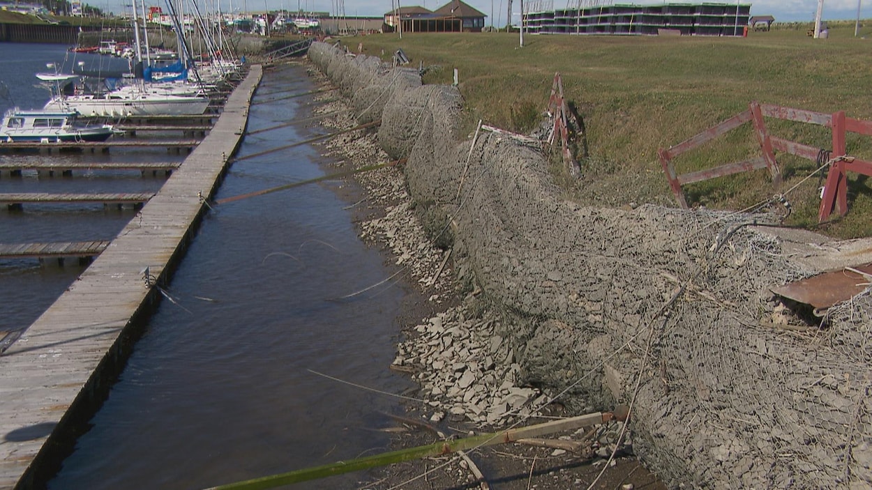 Les gabions de la marina de Matane qui soutiennent le sol sont en train de s'affaisser.
