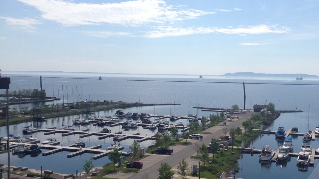 Une vue de la marina de Thunder Bay.