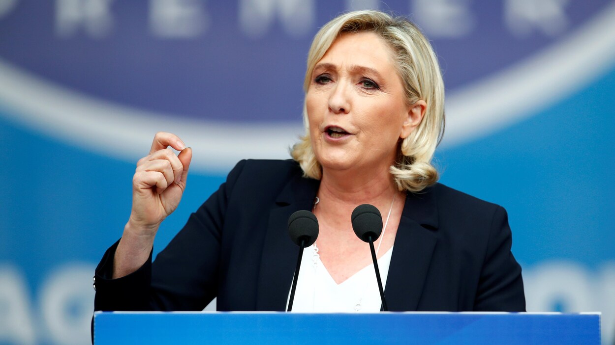 Marine Le Pen parle au micro.