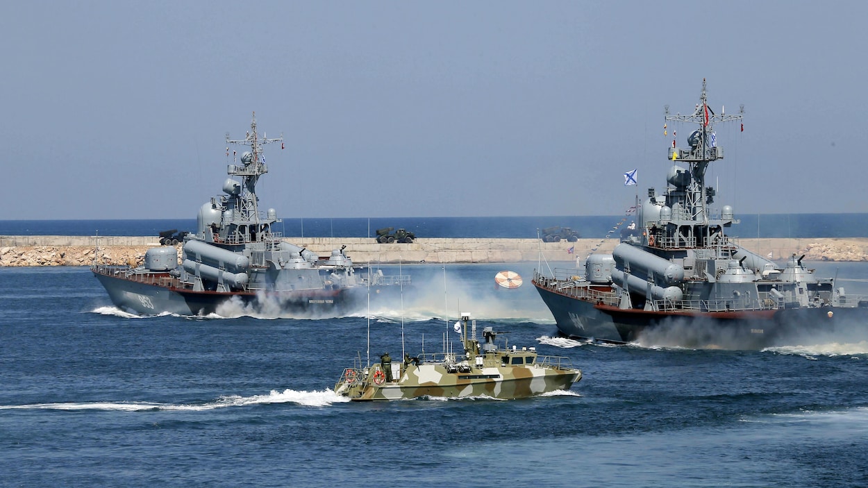 Des corvettes de la marine russe naviguent près du port de Sébastopol, en Crimée, le 28 juillet 2019.