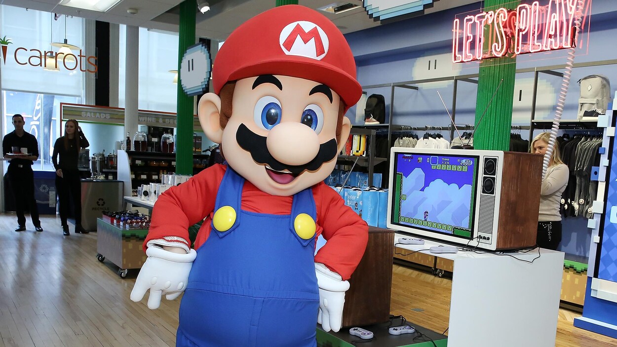 Une personne déguisée en Mario, le personnage de Nintendo.