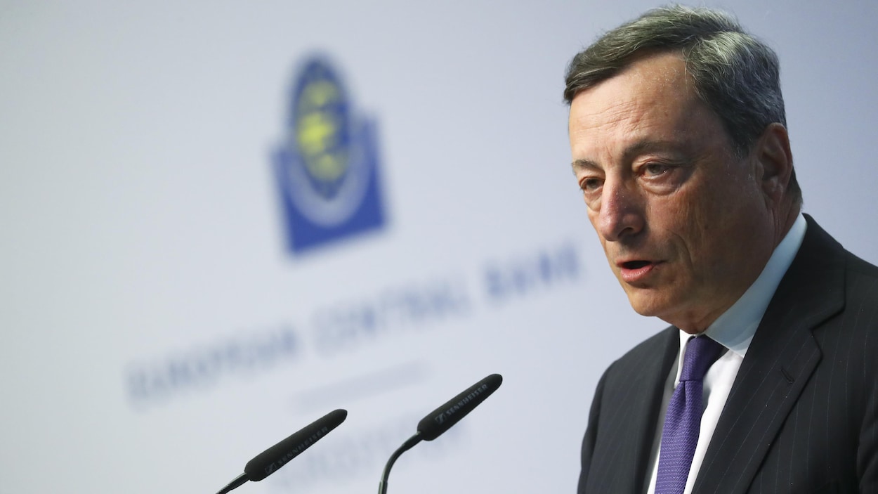 M. Draghi devant un micro.