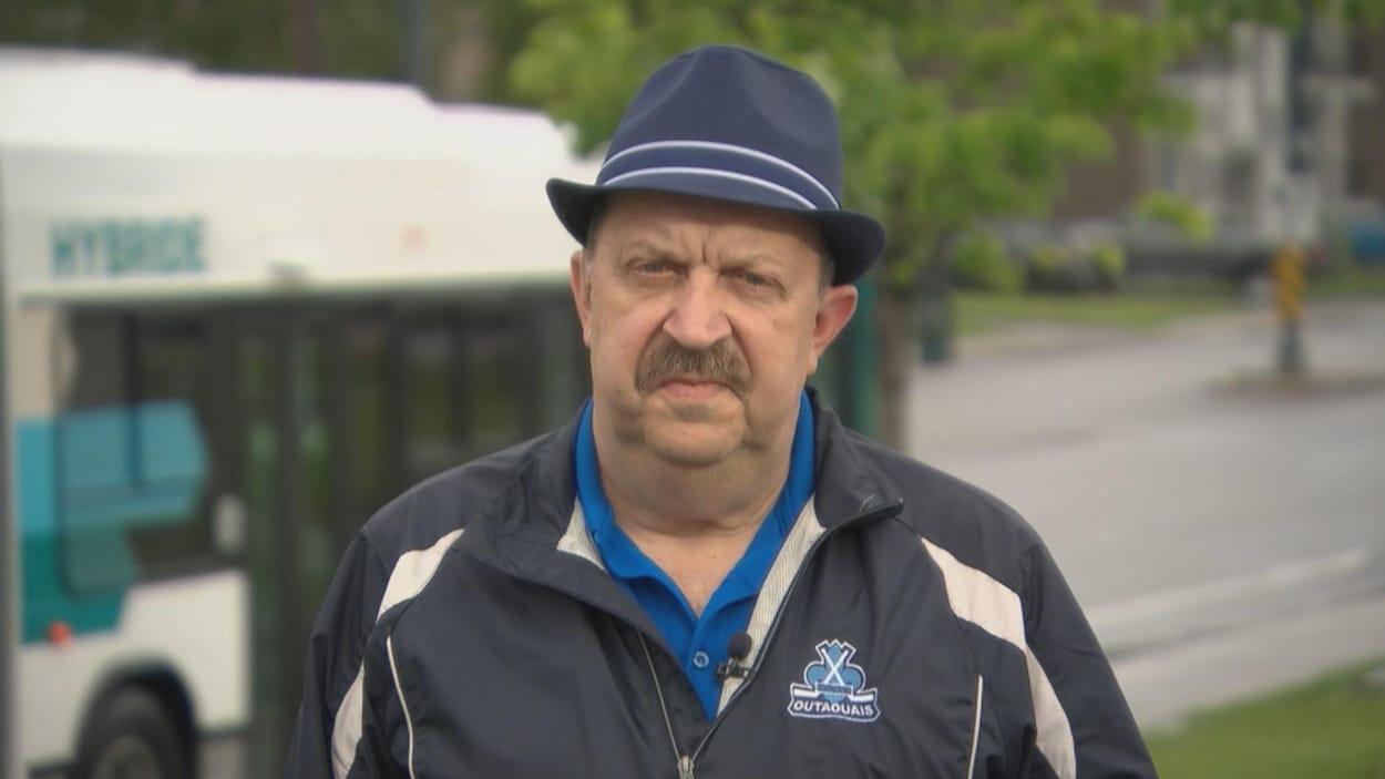 Le président de Hockey Outaouais, Mario Lemery, à l'extérieur lors d'une entrevue à Radio-Canada. Le président de Hockey Outaouais, Mario Lemery, à l'extérieur lors d'une entrevue à Radio-Canada.