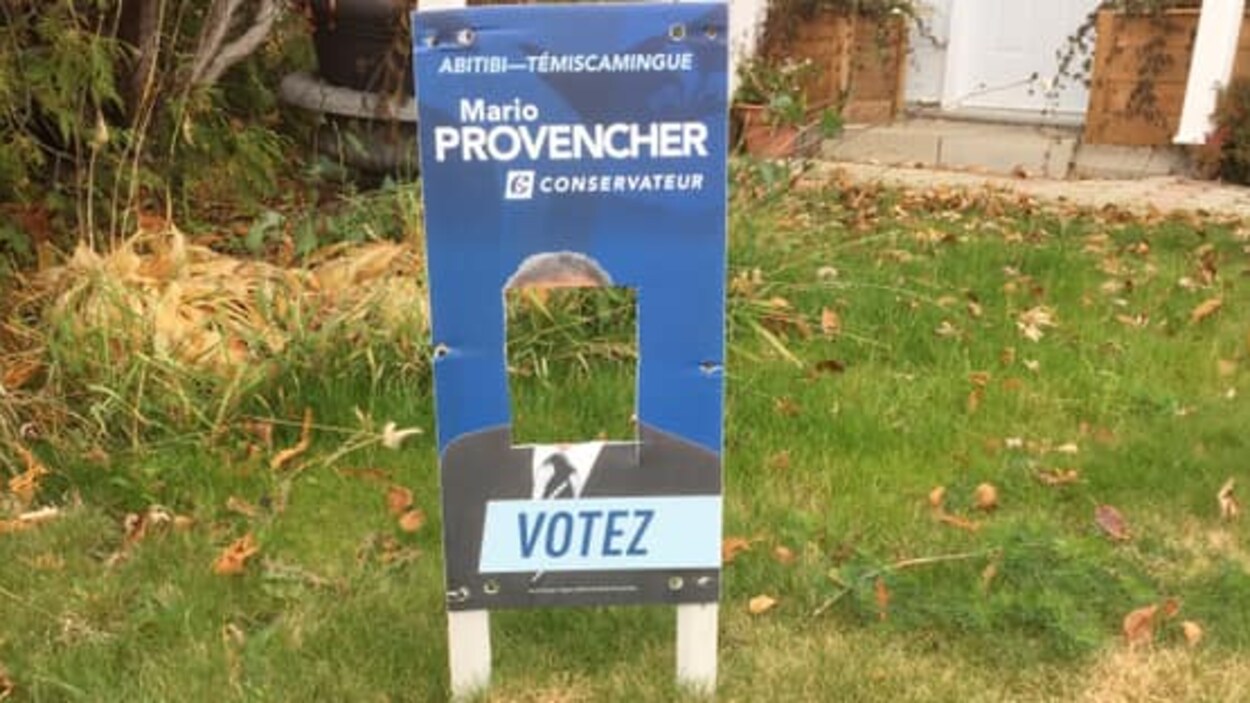 L'affiche d'un candidat découpée