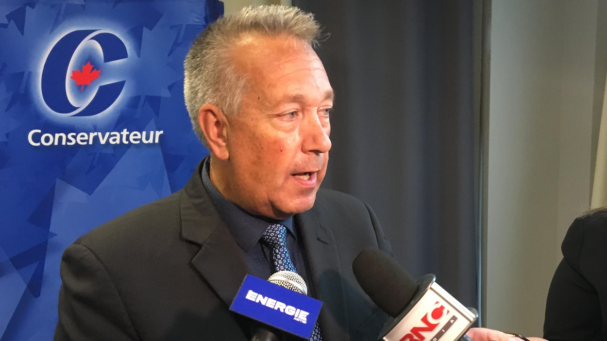 Mario Provencher répond aux questions des journalistes.