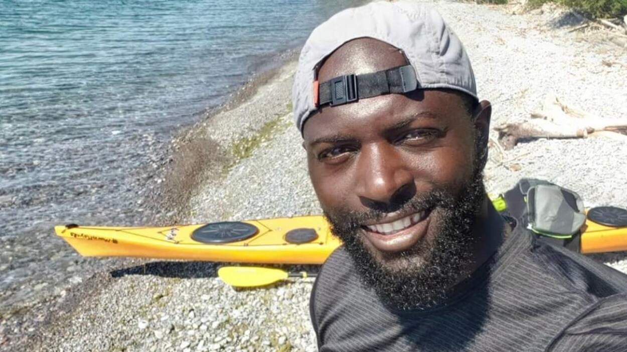 Un égoportrait sur une rive