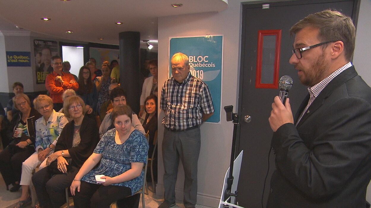 Le candidat bloquiste dans Jonquière, Mario Simard, a prononcé un discours devant plusieurs de ses partisans.