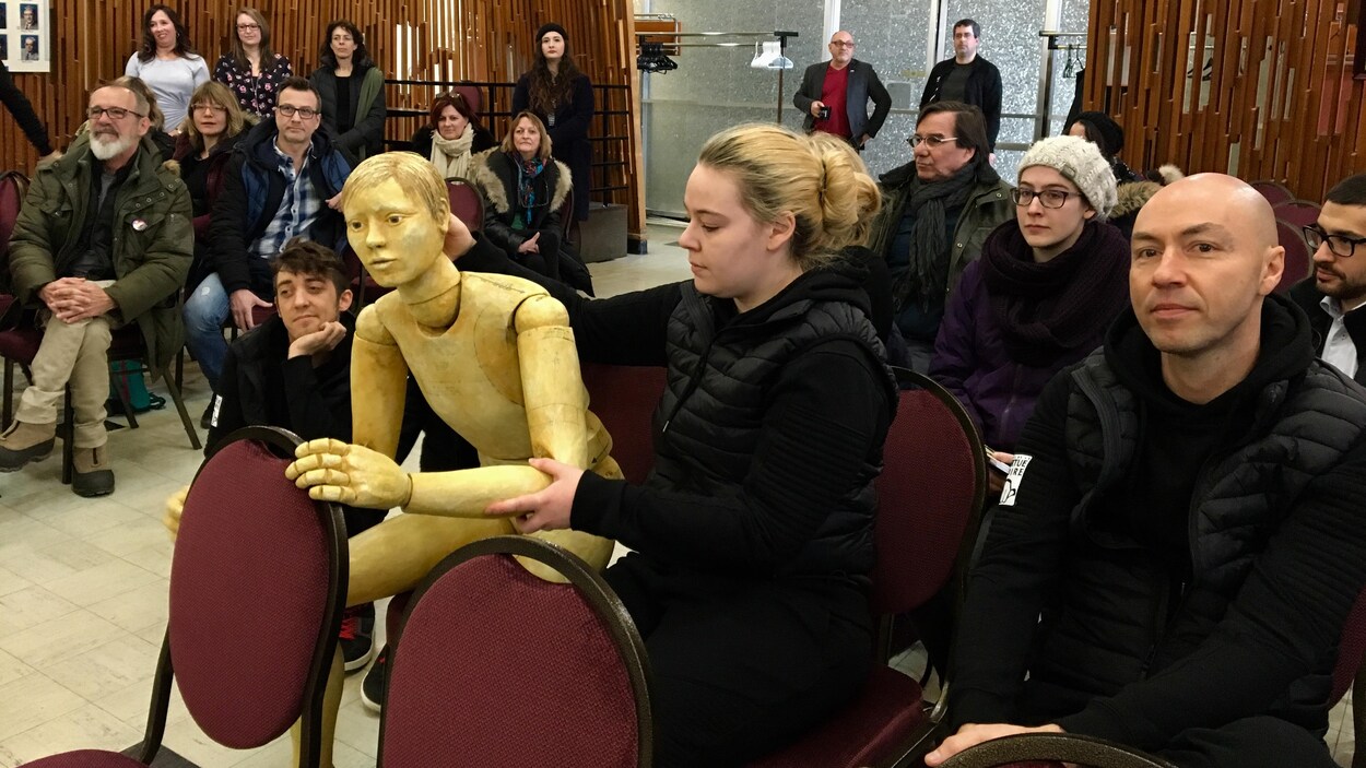 La marionnette à l'hôtel de ville de Saguenay. La marionnette à l'hôtel de ville de Saguenay.