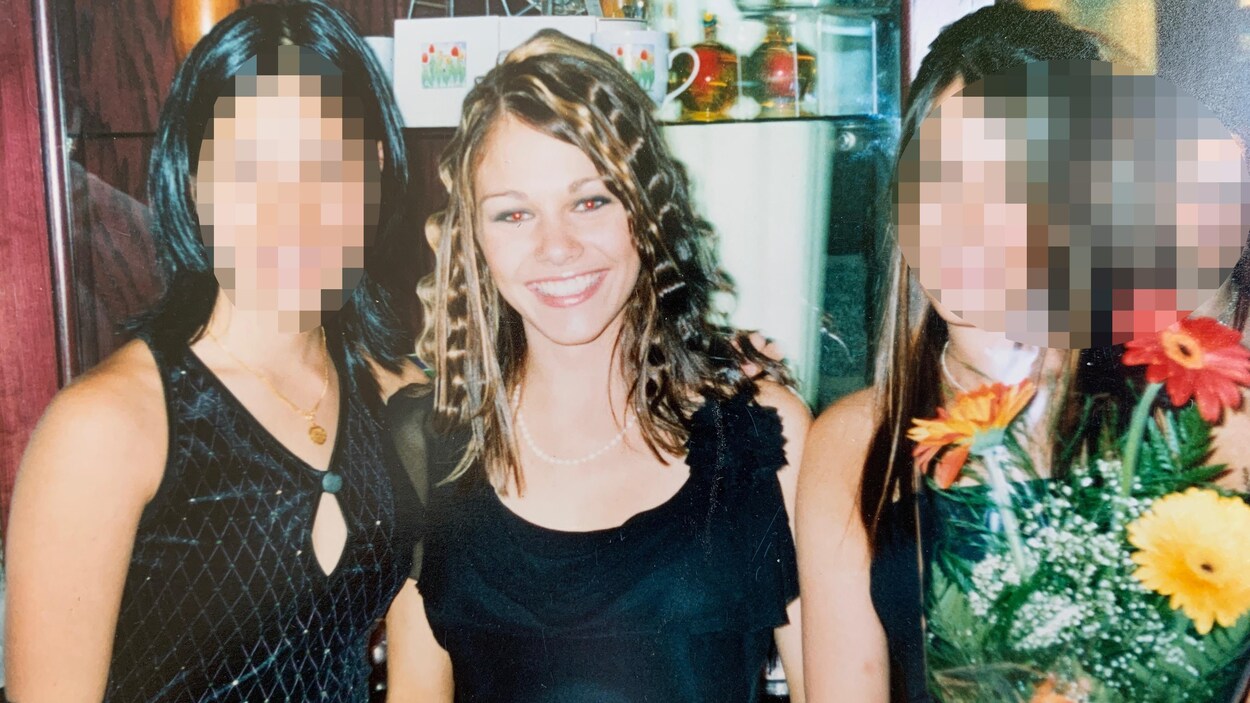 Maripier Morin, en robe noire, est entourée de deux amies.