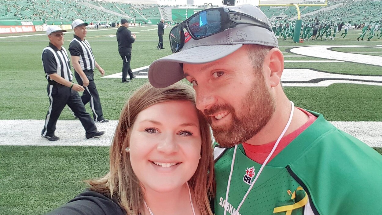 Marisa et Nicolas sur les lignes de côté du terrain de football du Stade Mosaic, à Regina