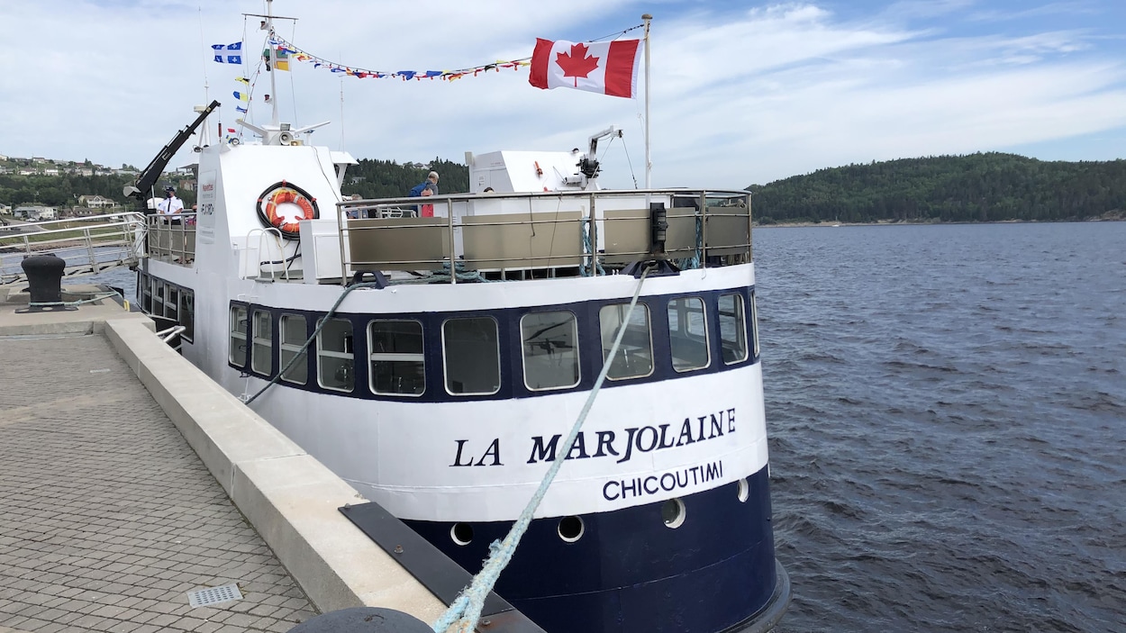 Le bateau La Marjolaine est à quai.