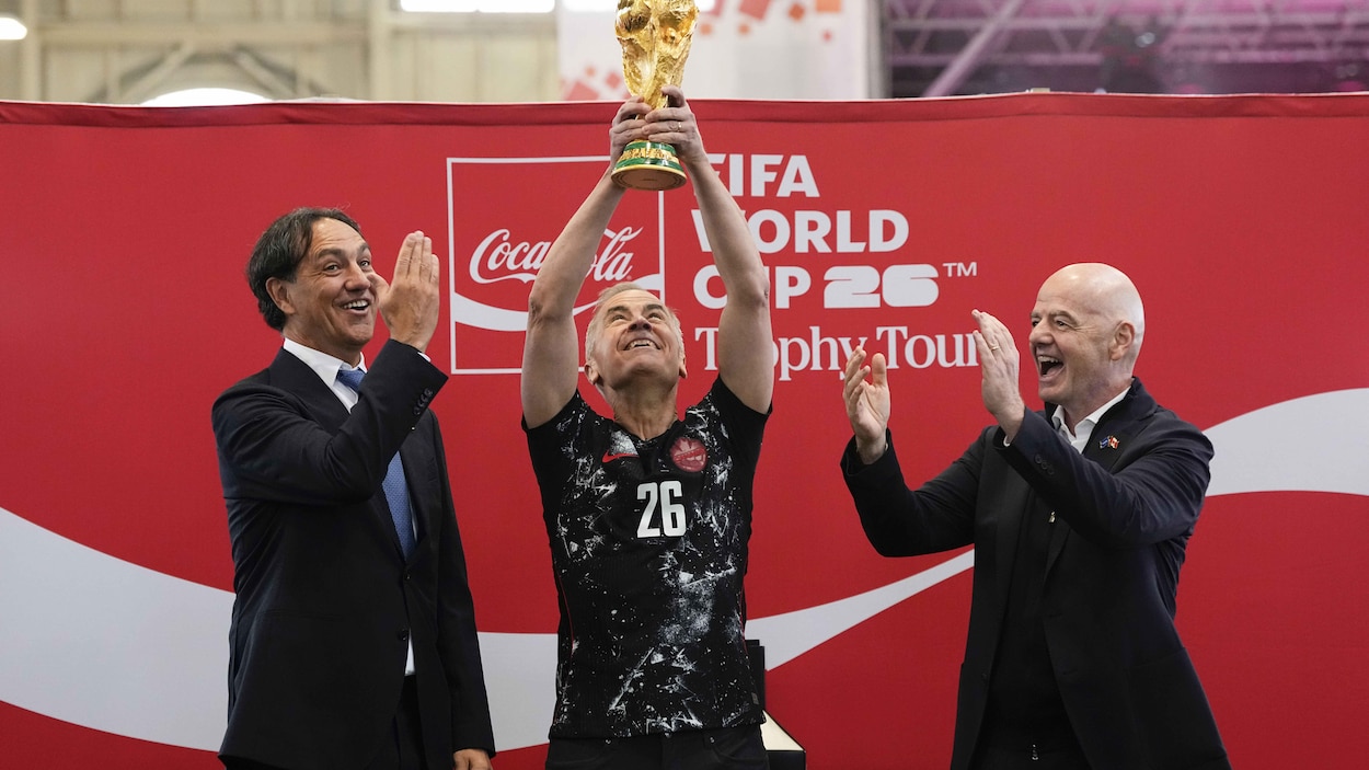 Le trophée de la Coupe du monde de soccer était de passage à Ottawa