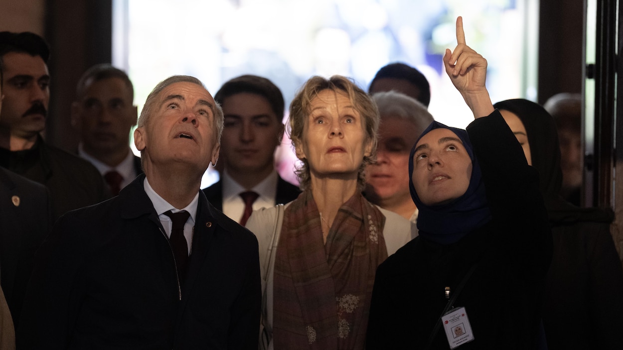 Carney conclut son séjour en Turquie par la visite d’une mosquée à Istanbul
