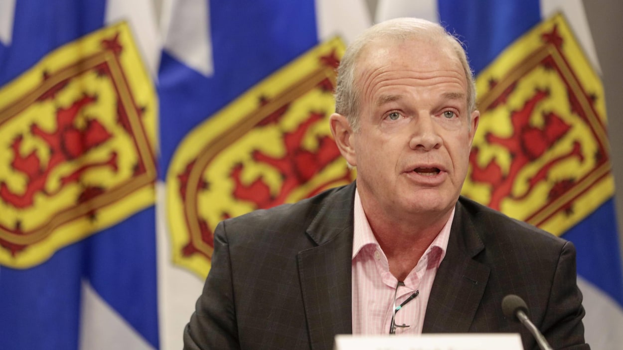 Mark Furey donne une conférence de presse.