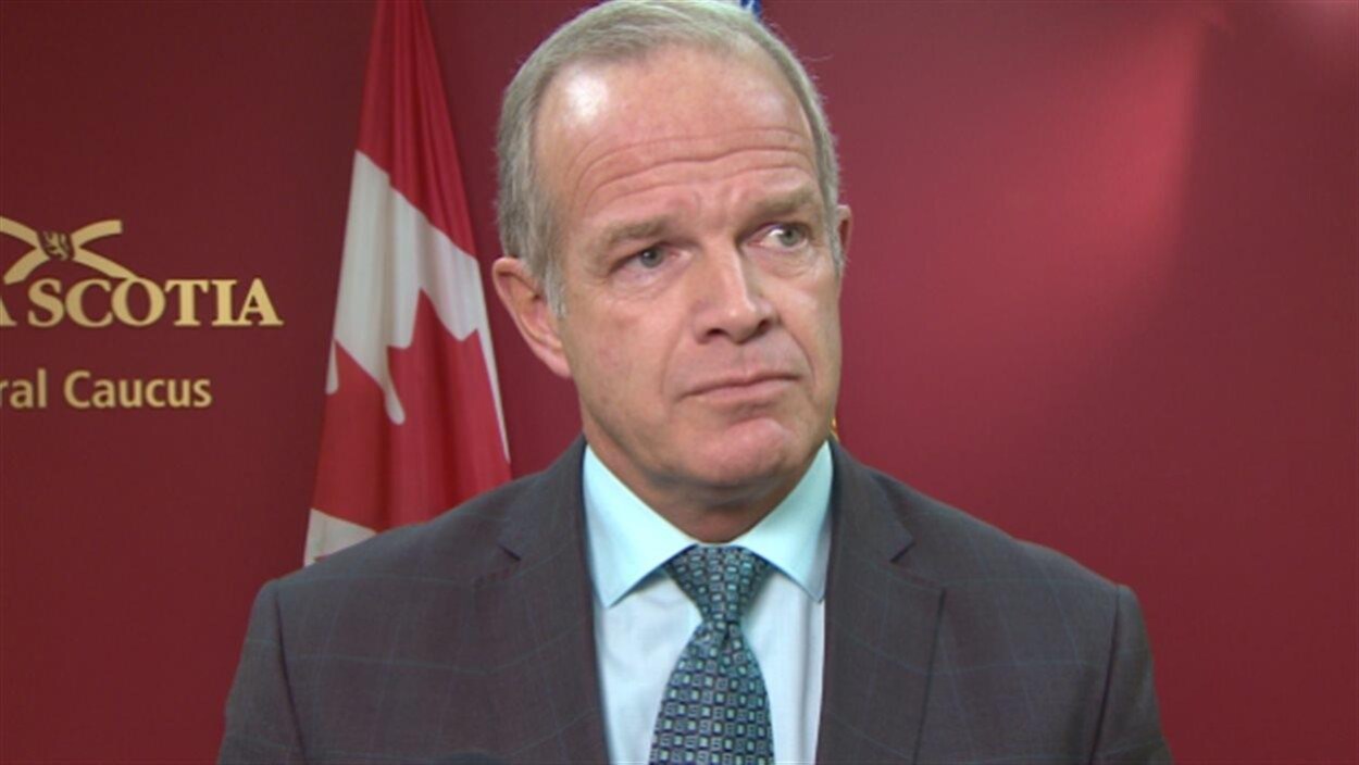 Le ministre de l'Entreprise Mark Furey Le ministre de l'Entreprise Mark Furey
