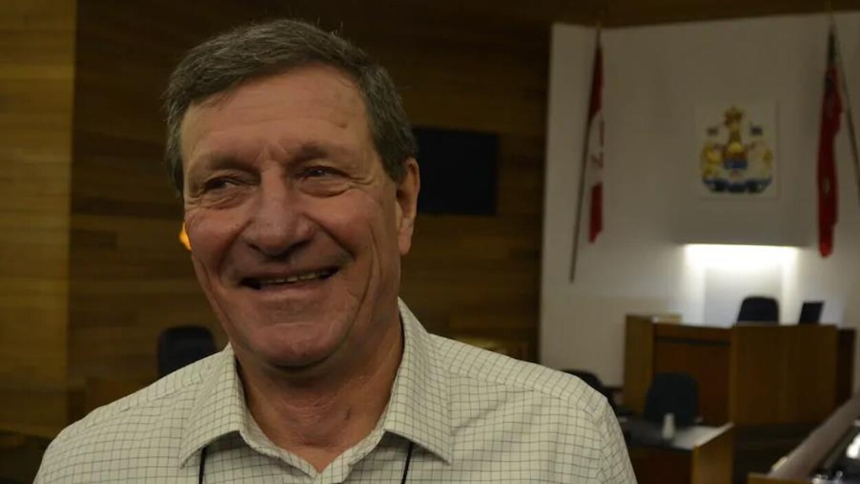 Mark King dans la salle du conseil municipal à North Bay.