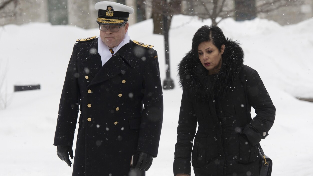 Mark Norman et Marie Henein marchent côte à côte.
