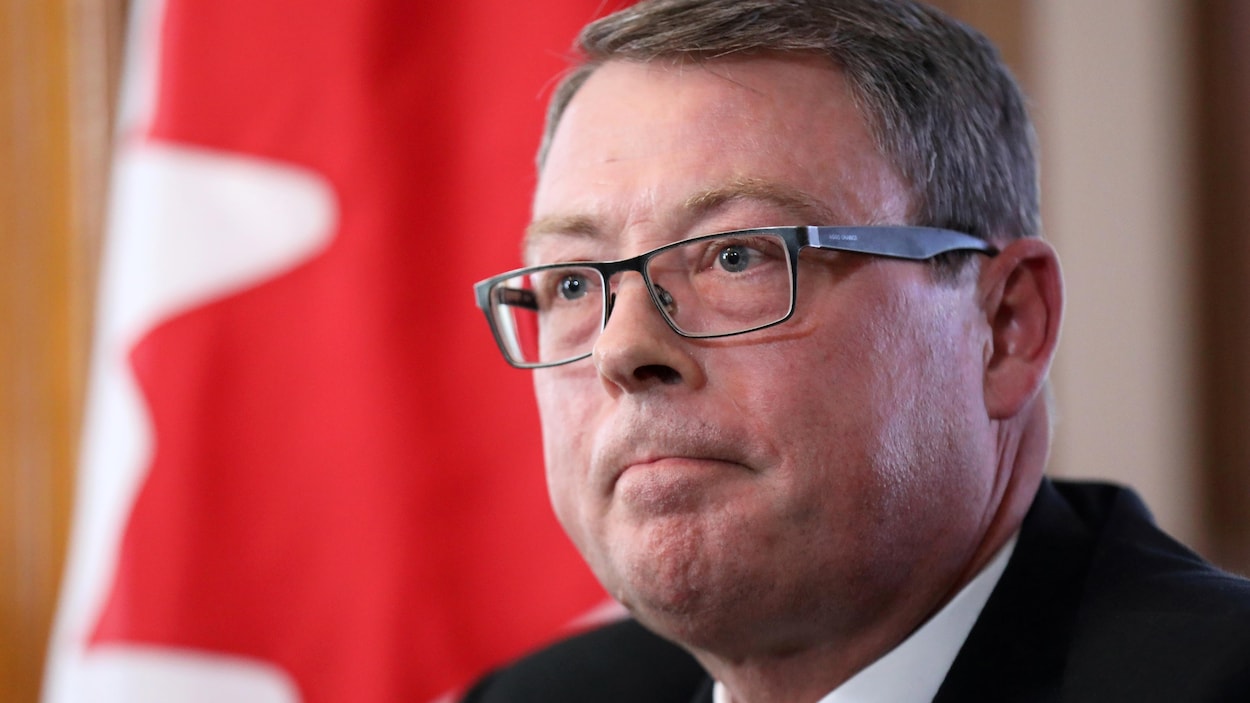Le vice-amiral Norman en conférence de presse.