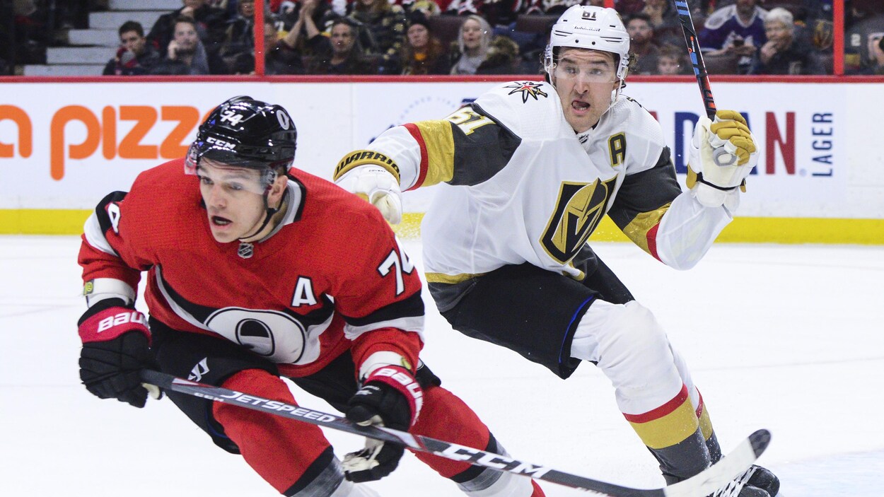 Mark Stone et Mark Borowiecki lors d'un match entre les Senateurs et les Golden Knights.