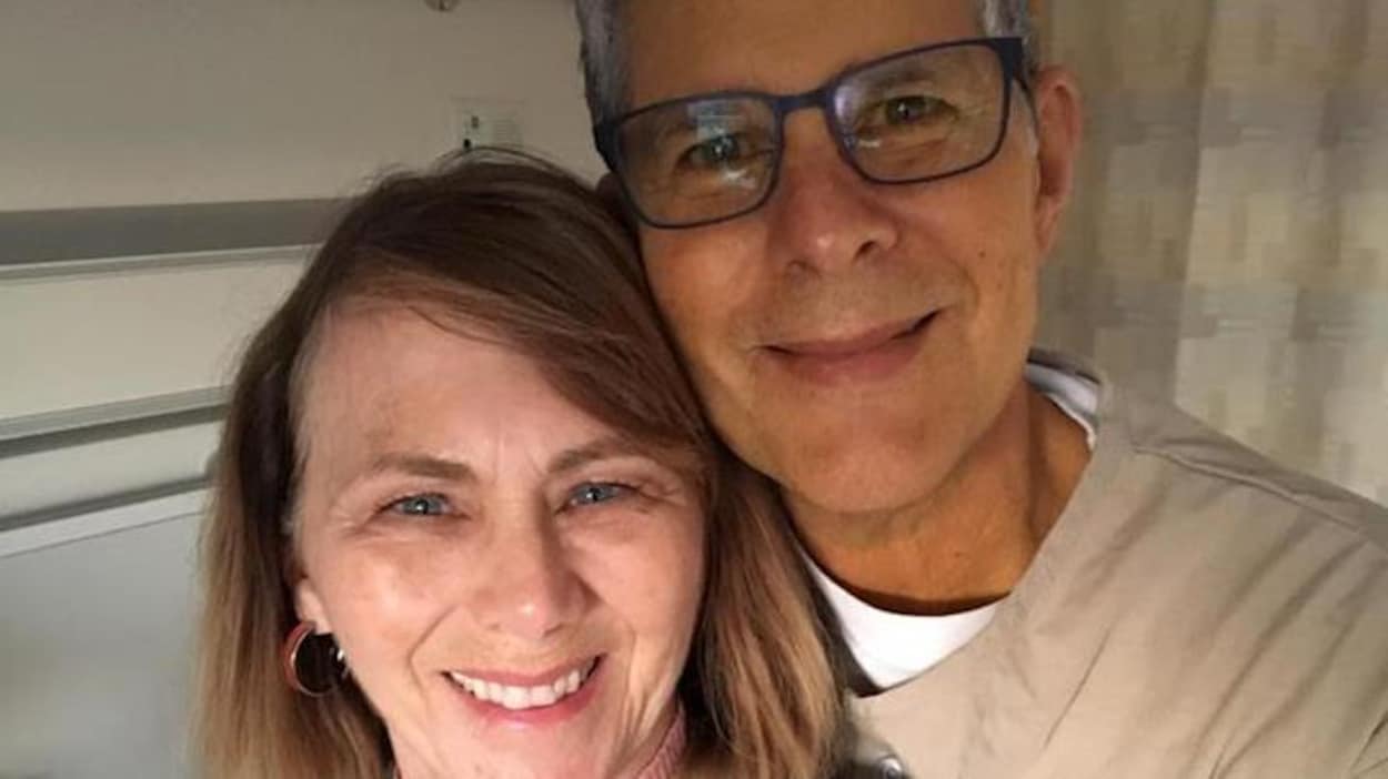 Un homme et sa femme dans une chambre d'hôpital.