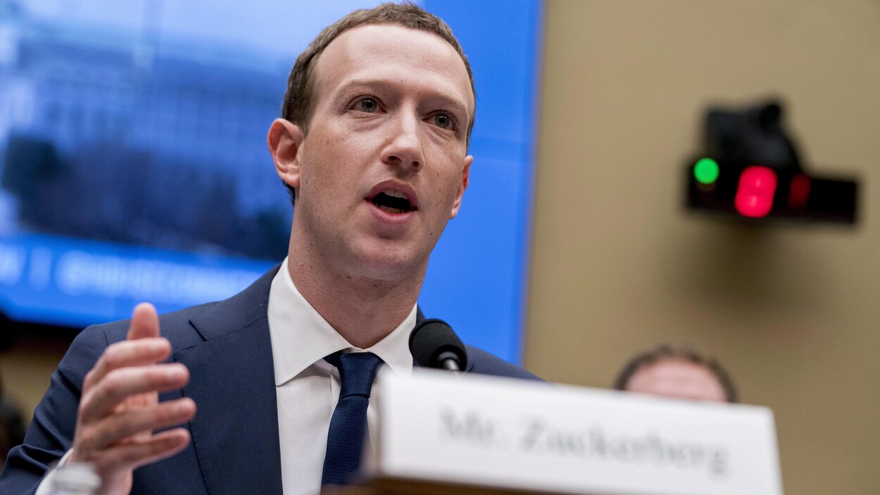 Mark Zuckerberg devant un micro.
