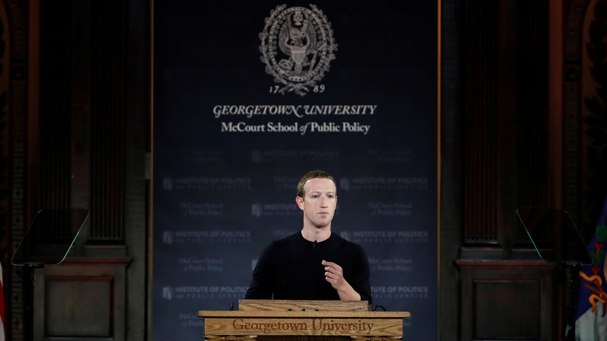 Mark Zuckerberg prononçant un discours à l'Université Georgetown à Washington.