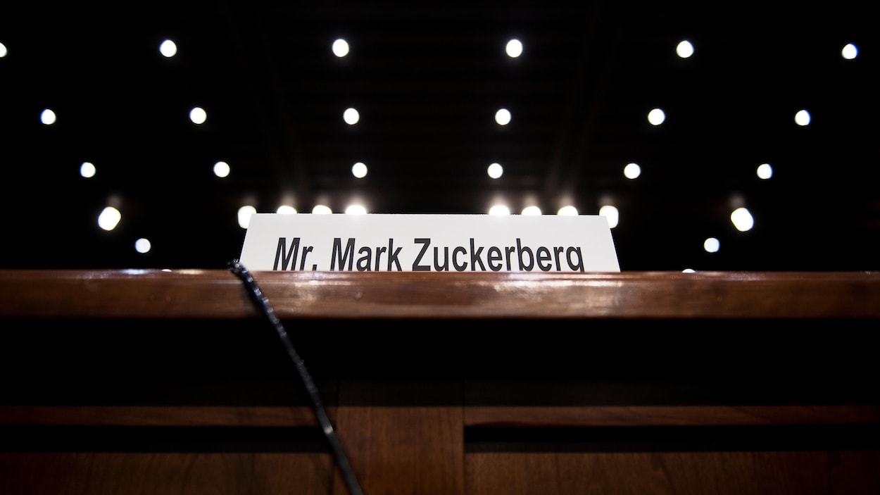 Un carton portant le nom de M. Mark Zuckerberg est placé à l'endroit où le PDG de Facebook doit témoigner.