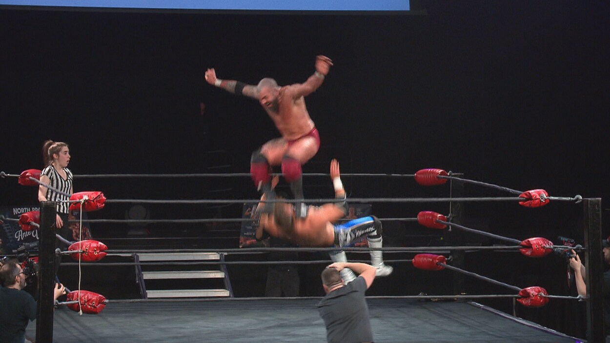 Markus Burke assène un dur coup à son adversaire, le Britannique Nick Aldis, lors du premier gala de la North Pro Canadian Wrestling, à Moncton le 17 janvier 2017