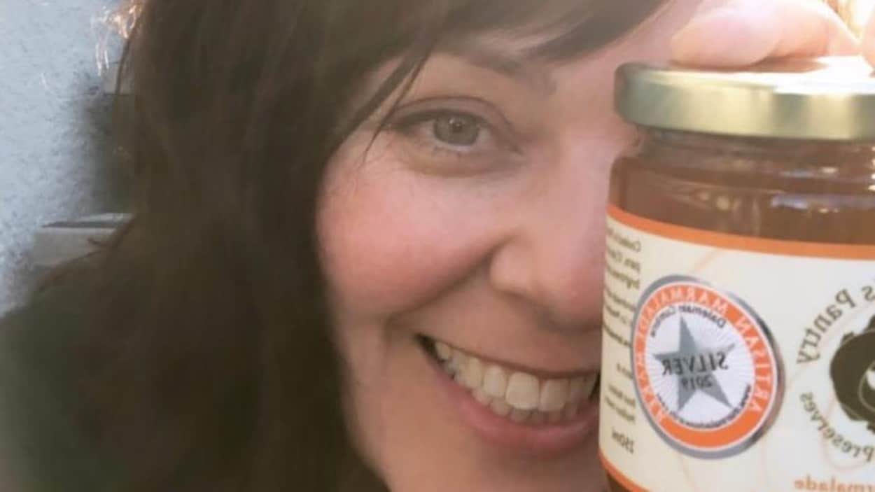 La Sherbrookoise d'origine Geneviève Blanchet a remporté l'argent lors d'un prestigieux concours de marmelade tenu en Écosse. On la voit ici qui tient l'un de ses fameux pots, avec la mention argent.