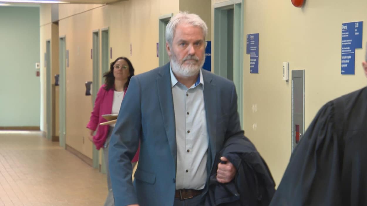 Un policier lécheur de botte coupable d’action indécente