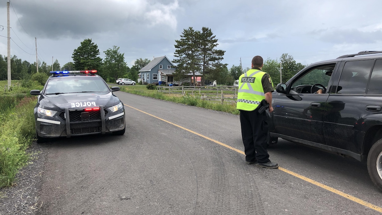 Un policier en discussion avec un automobiliste.