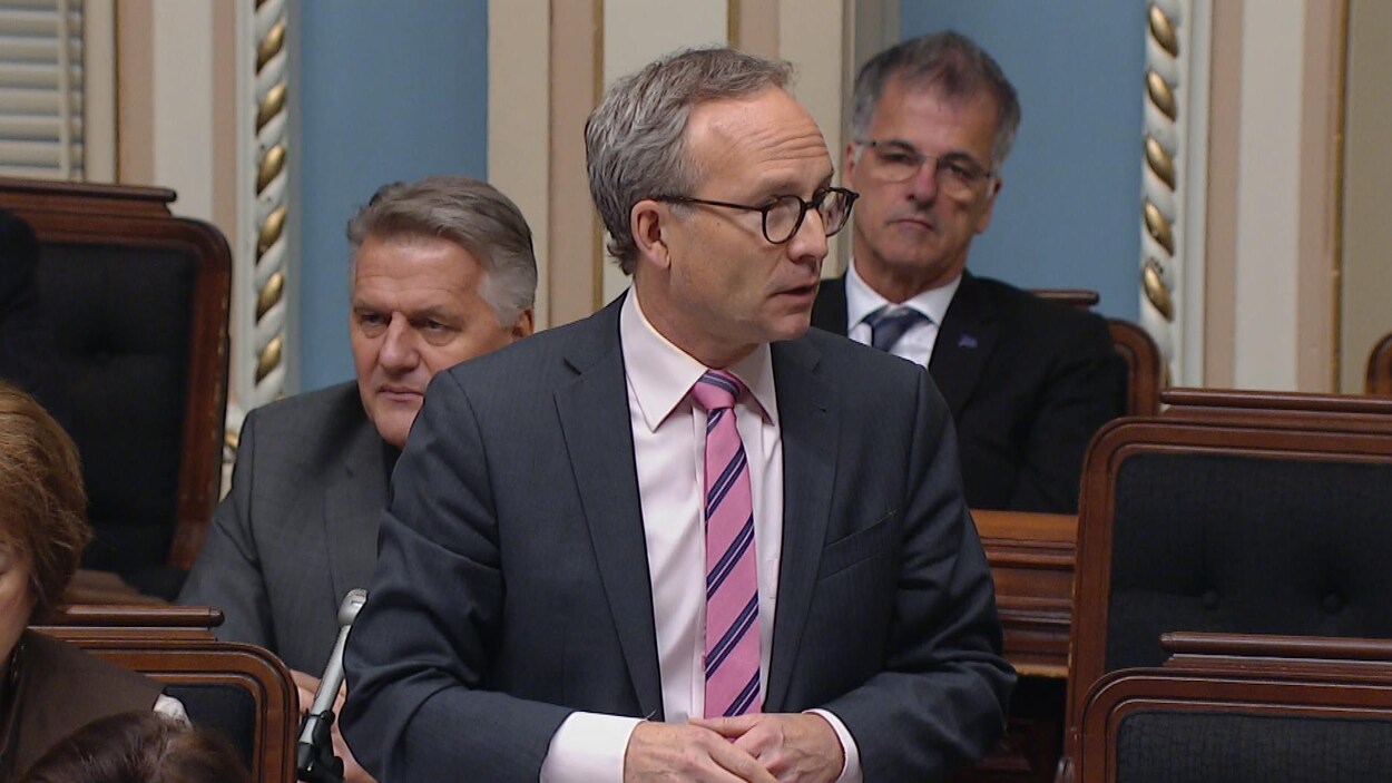 Le ministre des Affaires municipales, Martin Coiteux, répondant à une question à l'Assemblée nationale, à Québec Le ministre des Affaires municipales, Martin Coiteux, répondant à une question à l'Assemblée nationale, à Québec