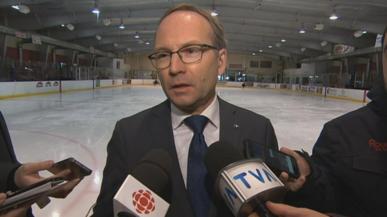 Le ministre de la Sécurité publique, Martin Coiteux, en point de presse.
