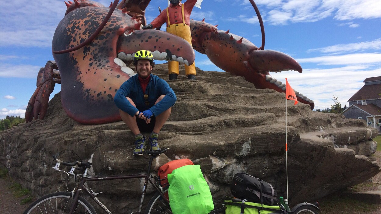Martin Laroche devant son vélo muni d'une remorque Martin Laroche devant son vélo muni d'une remorque