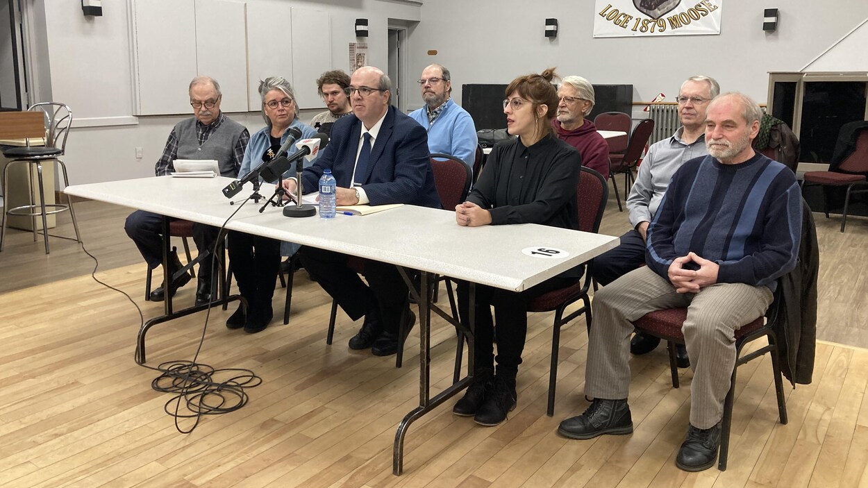 Martin St-Pierre à une table entrouré d'autres bénévoles membres du comité.