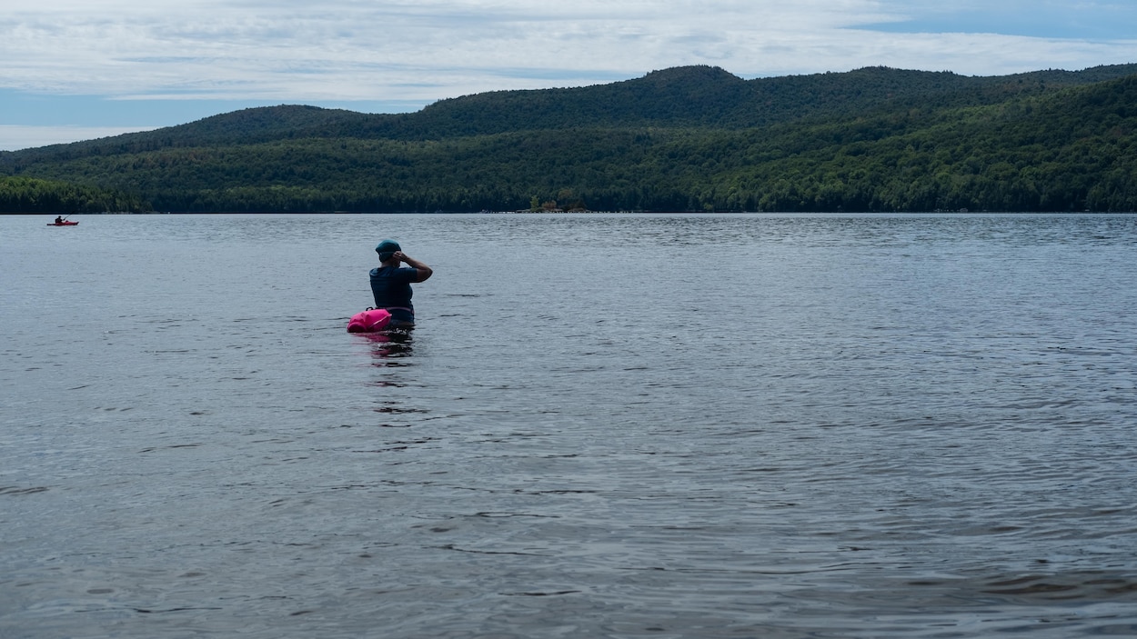 Nage en eau libre : prudence face aux dangers cachés des lacs et rivières