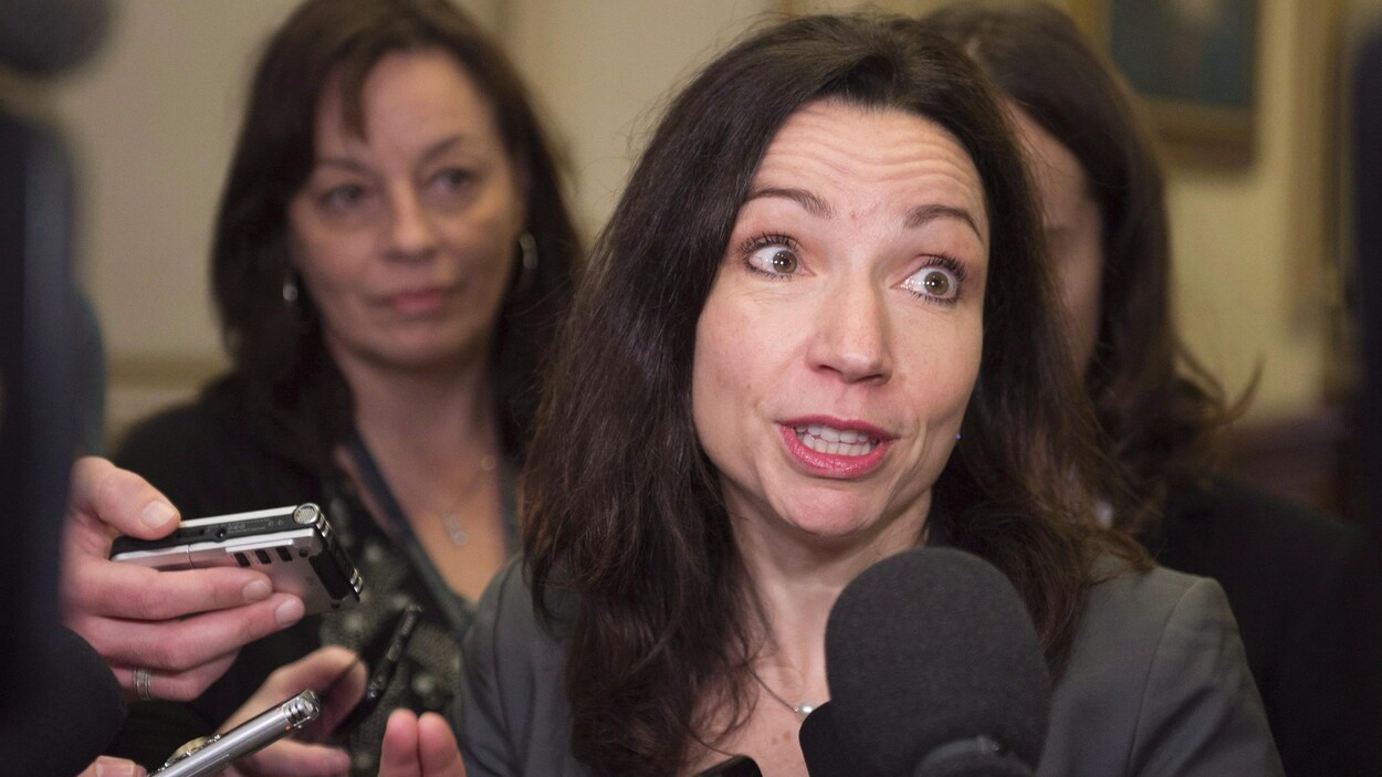 Martine Ouellet lors d'un point de presse.