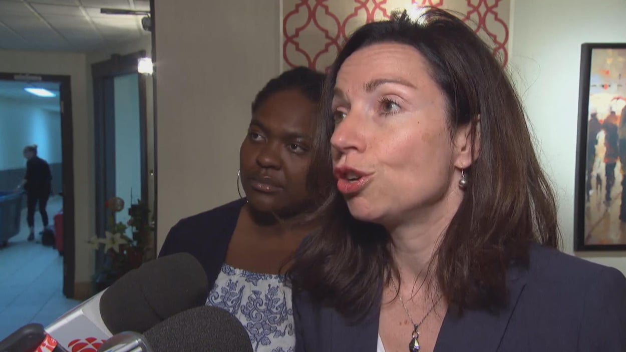 Martine Ouellet s'adresse aux médias. Martine Ouellet s'adresse aux médias.