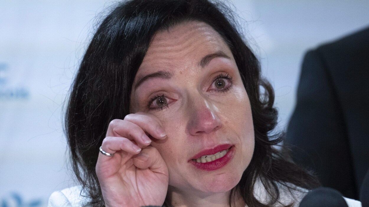 Martine Ouellet essuie une larme lors d'une conférence de presse à Montréal le lundi 4 juin 2018. Mme Ouellet a annoncé qu'elle démissionne de son poste de chef du Bloc québécois après une défaite retentissante lors d'un vote à la direction de la fin de semaine.