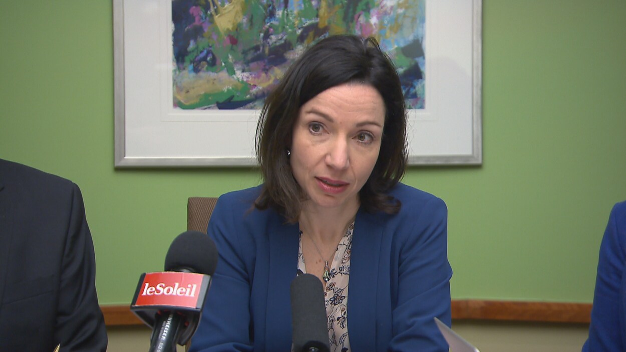 Le 3 avril, la chef du Bloc québécois a fait parvenir une mise en demeure à Radio-Canada et à deux psychologues en raison de propos tenus à son endroit sur les ondes de l'émission « Médium large ».