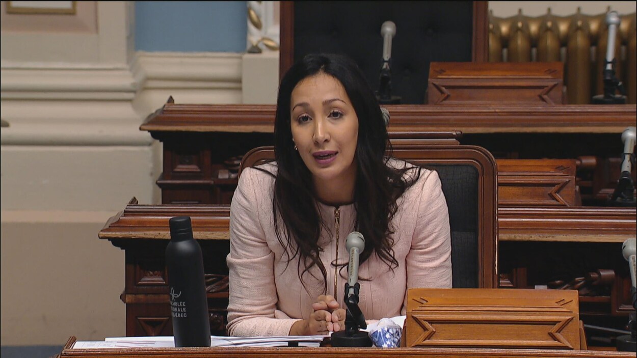 Marwah Rizqy, porte-parole de l'opposition officielle en matière d'éducation, assise au Salon bleu