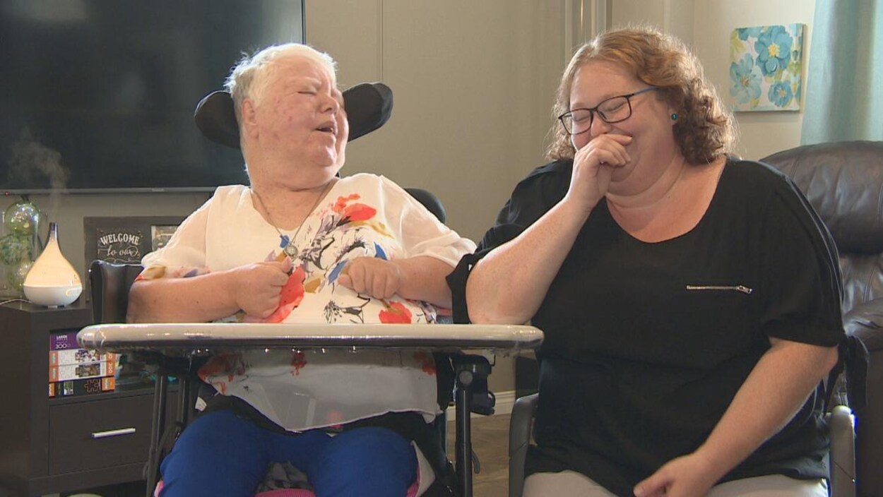 Mary Scott et son aide-soignate Chantelle Gibson assises l'une à côté de l'autre. Mary Scott et son aide-soignate Chantelle Gibson assises l'une à côté de l'autre.