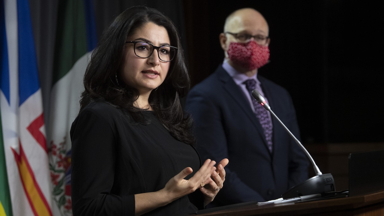 Portrait des deux ministres en conférence de presse. Mme Monsef parle, M. Lametti ets en arrière-plan.