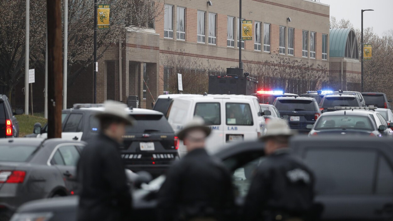 Des policiers à proximité de l'école Great Mills où une fusillade a fait des blessés.