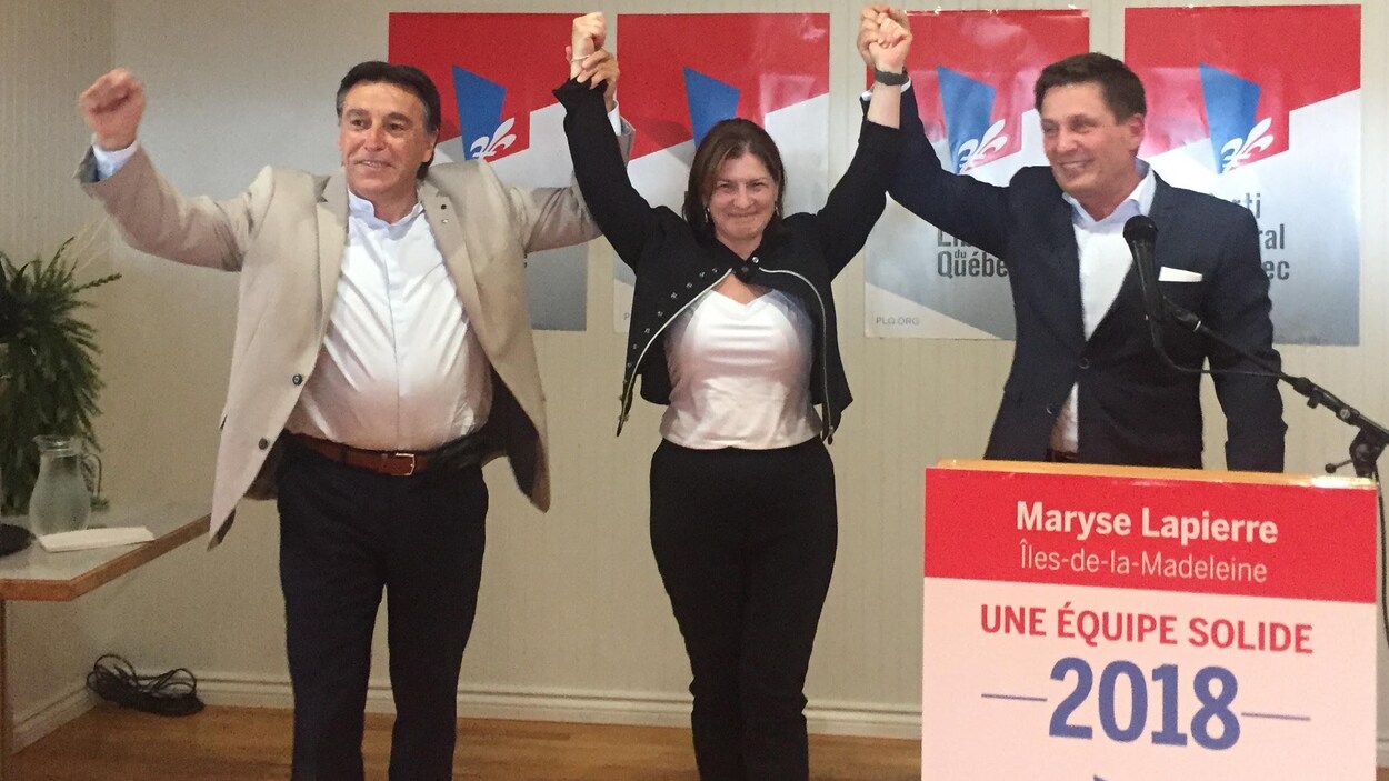 La candidate Maryse Lapierre, entourée du député sortant Germain Chevarie et du ministre responsable des Îles-de-la-Madeleine, Pierre Moreau.