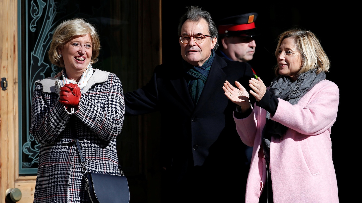 L'ancien président de la Catalogne, Artur Mas, entouré des anciennes conseillères régionales Irene Rigau (à gauche) et Joana Ortega à leur sortie du tribunal le 6 février